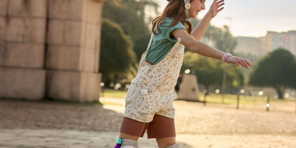 Child-rollerskating-minimed-flex-instinct-sensor